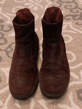 Born Chelsea Boots